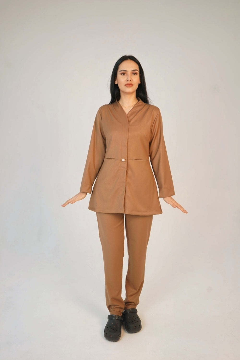 Модел Амина BROWN